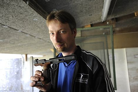 El profesor de tiro del sospechoso ensea un arma similar a la que se us en el asesinato. | Afp