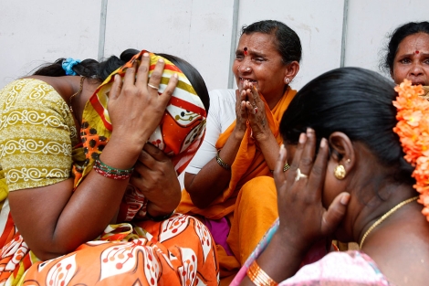 Devotos del santo hind Sathya Sai Baba al conocer la noticia de su muerte. | AP