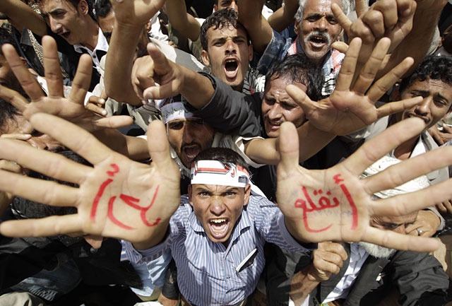 Manifestantes antigubernamentales cerca de la Universidad de San, en Yemen. | Reuters