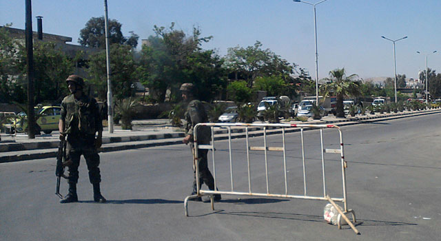 Dos soldados sirios en un control en Damasco, segn una imagen tomada con un mvil este domingo. | AP