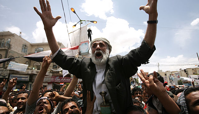 Los manifestantes siguen reclamando en las calles de Sanaa la marcha de Saleh. | AFP