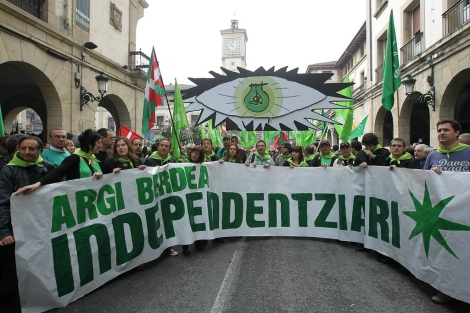 Cabeza de la manifestación durante el 'Aberri eguna' celebrado por Bildu en Gernika. | Mitxi