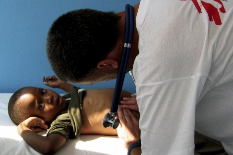 Un miembro de Mdicos Sin Fronteras atiende a un menor en Bulaqayo. | Michael G. Nielsen