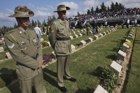 Australianos y neozelandeses reunidos durante el servicio memorial. | Ap