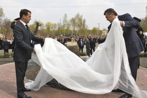 Medvdev y Yanukovich descubren el futuro monumento a los 'liquidadores'. | Reuters