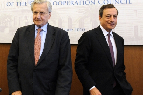 El presidente actual del BCE, Jean Claude Trichet (izq.), junto a su posible sucesor, Mario Draghi. | Afp