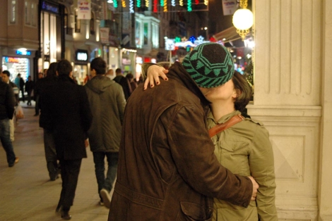 Una pareja de jvenes besndose en pblico en el centro de Estambul. | Ilya U. Topper