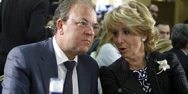 Esperanza Aguirre charla con el candidato popular a la presidencia de la Junta de Extremadura, Jos Antonio Monago. | Efe