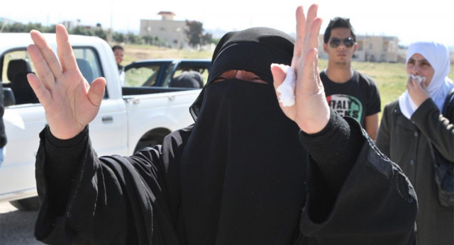Una mujer con parientes en Deraa protesta en la frontera con Jordania.| Reuters