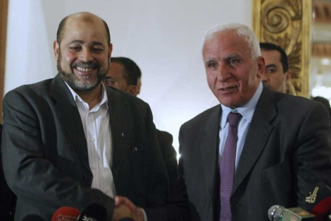 El representante de Hamas (izqda.) y Al Fatah, tras anunciar su pacto en El Cairo. | Efe