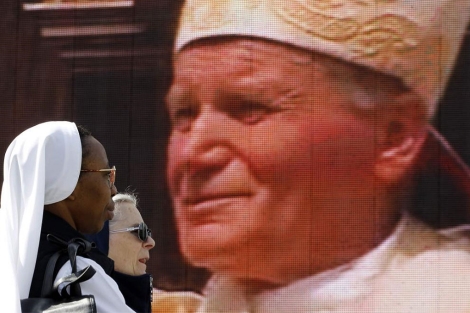Una enorme imagen del Papa Juan Pablo II preside la Plaza de San Pedro, en Roma. | AP