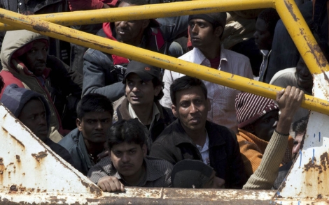 Inmigrantes procedentes de Libia a bordo de un bote llegan a la isla italiana de Lampedusa. | Efe
