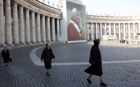 Un grupo de monjas pasea por una plaza San Pedro preparada para la beatificacin. | Reuters
