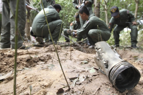 Efectivos del cuerpo de armamento tailands examinan un proyectil lanzado por Camboya. | Efe