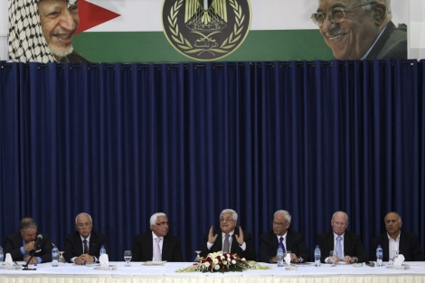 El presidente palestino (centro), en una rueda de prenda en Cisjordania. | Efe