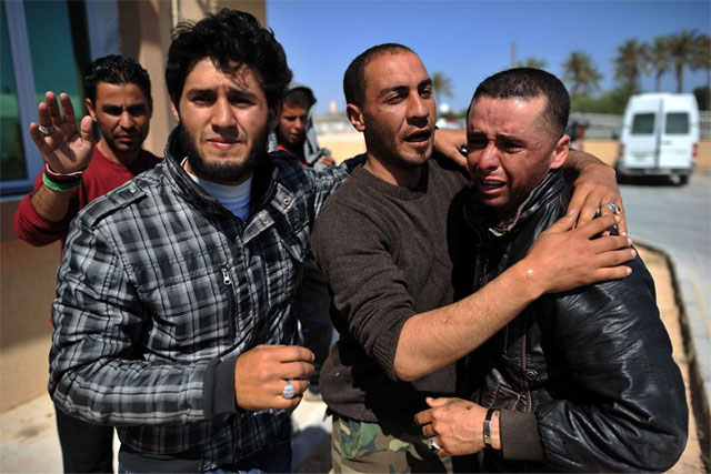 Rebeldes libios lloran tras la muerte a tiros de un compañero en Misrata. | AP