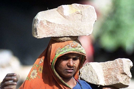 Una mujer asitica trabaja en una obra de la construccin.| ELMUNDO