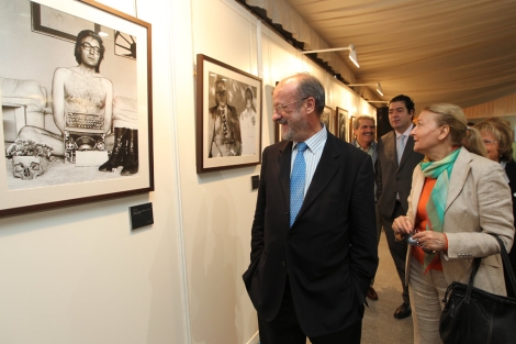El alcalde de Valladolid, Javier Len, visita la exposicin junto a Mara Espaa. | M. lvarez