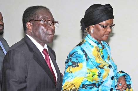 Robert Mugabe con su esposa, en el aeropuerto de Roma. | Efe