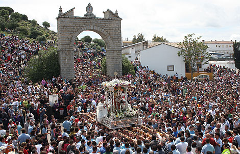 Miles de personas asisten a la procesin de la Virgen de la Cabeza. | Manuel Cuevas
