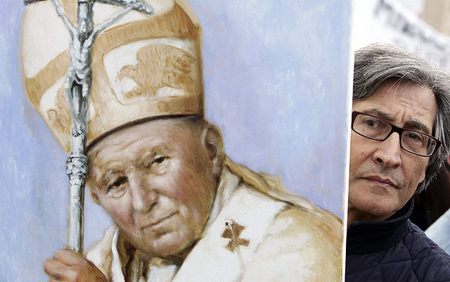 Imagen de Juan Pablo II sostenida por un feligrs en San Pedro. | Ap