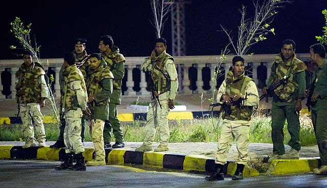 Soldados del Ejrcito libio patrullan la capital. | Ap