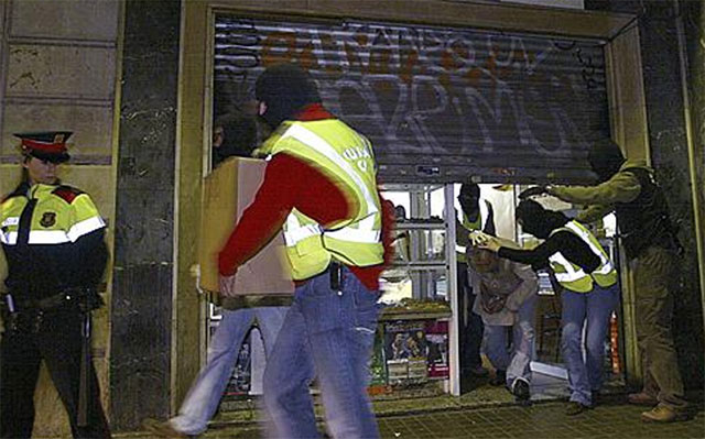 Detencin en Barcelona de personas presuntamente vinculadas con el terrorismo islamista en 2008. | Quique Garca