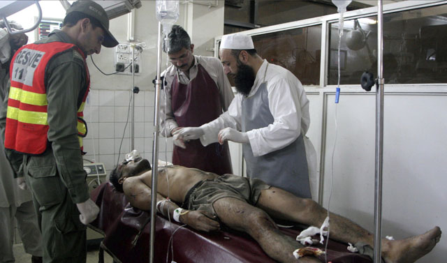 Los médicos atienden a uno de los heridos por el atentado cerca de una mezquita, al norte de Pakistán. | Efe