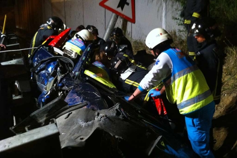 Bomberos y Summa durante el rescate de los accidentados. | Afp