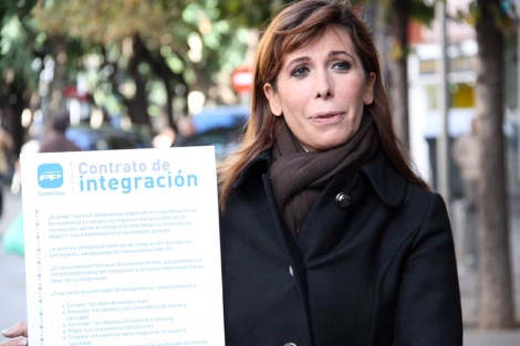 Alicia Snchez-Camacho muestra el contrato de intregracin. | ACN
