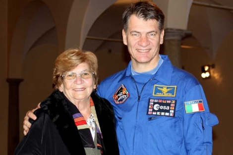 El italiano Paolo Nespoli y su madre en noviembre de 2010, poco antes de viajar a la ISS. | ESA.