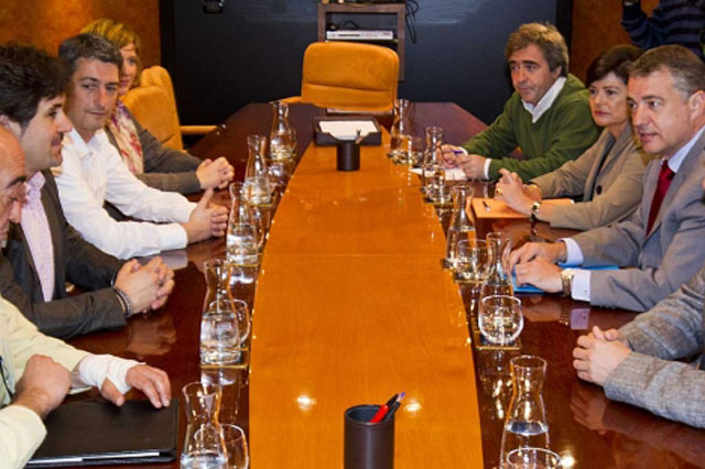Representantes de Bildu (izqda.), en su reunin con el PNV. | Iaki Andrs