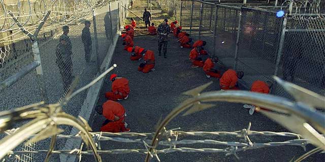 Imagen de archivo de detenidos en el Camp X-Ray de Guantnamo.| Reuters