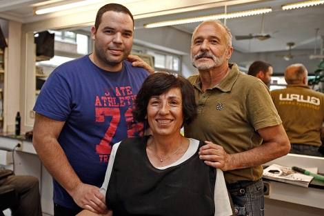 Alonso (a la izquierda) junto a sus padres, Chelo y Julin. | J. Gutirrez