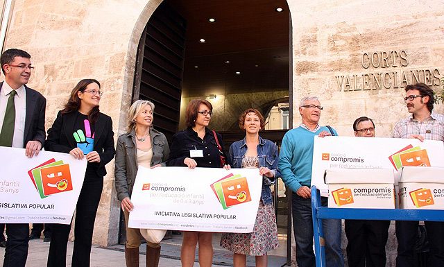 Los representantes de Comproms a las puertas de las Cortes Valencianas. | E.M.