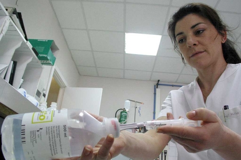 Una enfermera jiennense durante su jornada laboral. | Manuel Cuevas