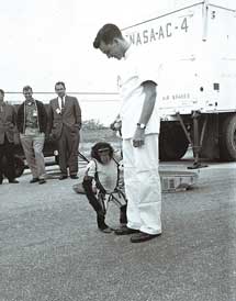 Shepard y el chimpancé Ham, que voló antes que él, en enero de 1961 | AFP.