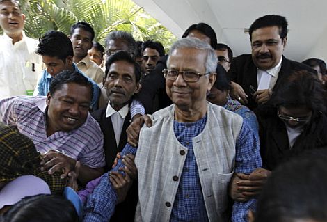 Yunus, en el centro, tras declarar ante el Supremo de Bangladesh. | Afp