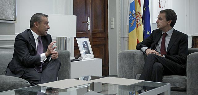 El presidente canario, Paulino Rivero, en una reunin con Zapatero. | Alberto Di Lolli