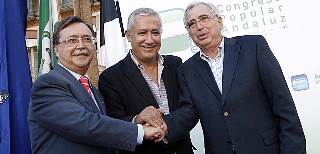 El presidente de Ceuta, junto a Javier Arenas y Juan Jos Imbroda. | Jess Domnguez