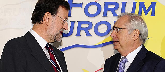 El lder del PP, Mariano Rajoy, conversa con el presidente de Melilla, Juan Jess Imbroda. | B. Daz