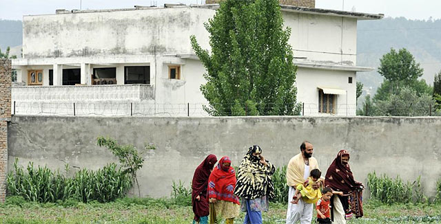 Vecinos de Abbottabad, visitan los alrededores de la casa de Bin Laden.| AFP