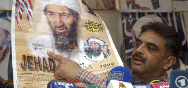 Un periodista paquistan muestra un calendario firmado por Osama Bin Laden. | Efe