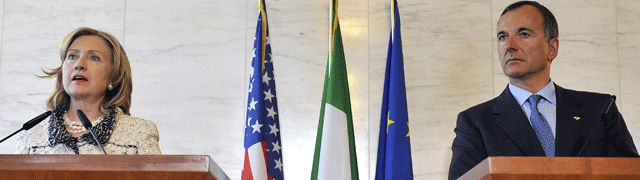 Hillary Clinton y Franco Frattini en una rueda de prensa en Roma. | Efe