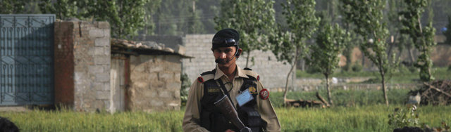 Un soldado pakistan custodia la mansin de Bin Laden en Abottabad. | AP