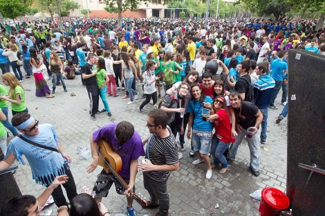 Centenares de jvenes en el entorno de la Universitat. | Benito Pajares