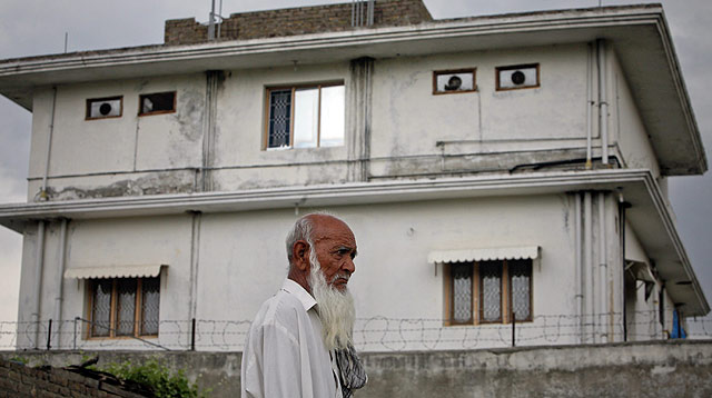 Un hombre pasa frente a la casa de Bin Laden en Abbottabad. | Reuters