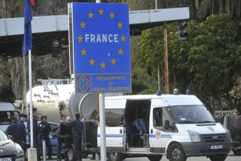 La polica francesa vigila un paso fronterizo con Italia. | Efe