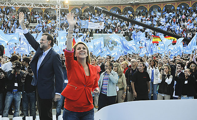 Mariano Rajoy y Mara Dolores de Cospedal saludan a sus simpatizantes en Toledo. | Gonzalo Arroyo