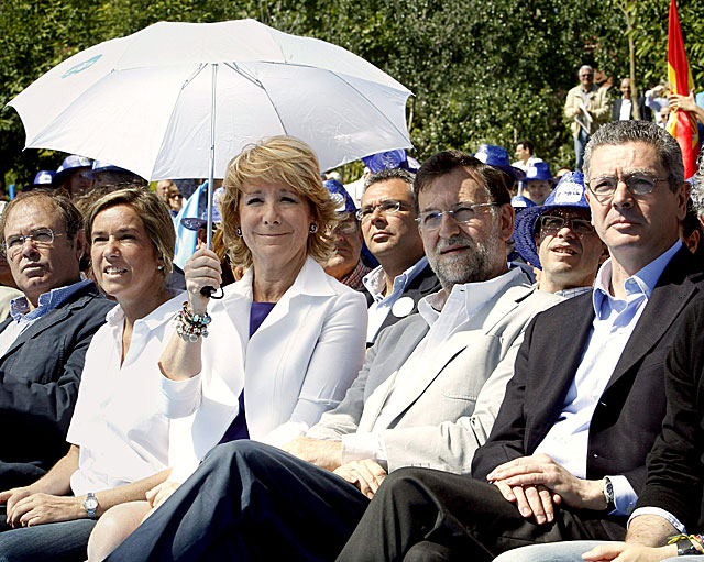 De izqda. a dcha., García-Escudero, Mato, Aguirre, Rajoy y Gallardón, en el mitin de Madrid. | Efe